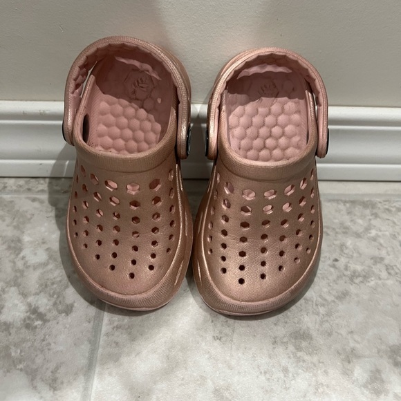 Joybees toddler crocs - Picture 1 of 4